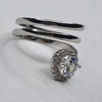 טבעת כסף מסולסלת עם אבן 1