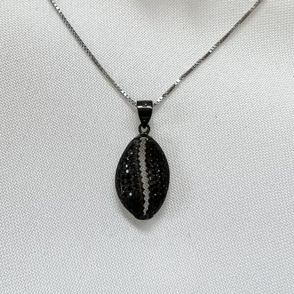 שרשרת צדף שחור E1661250723340