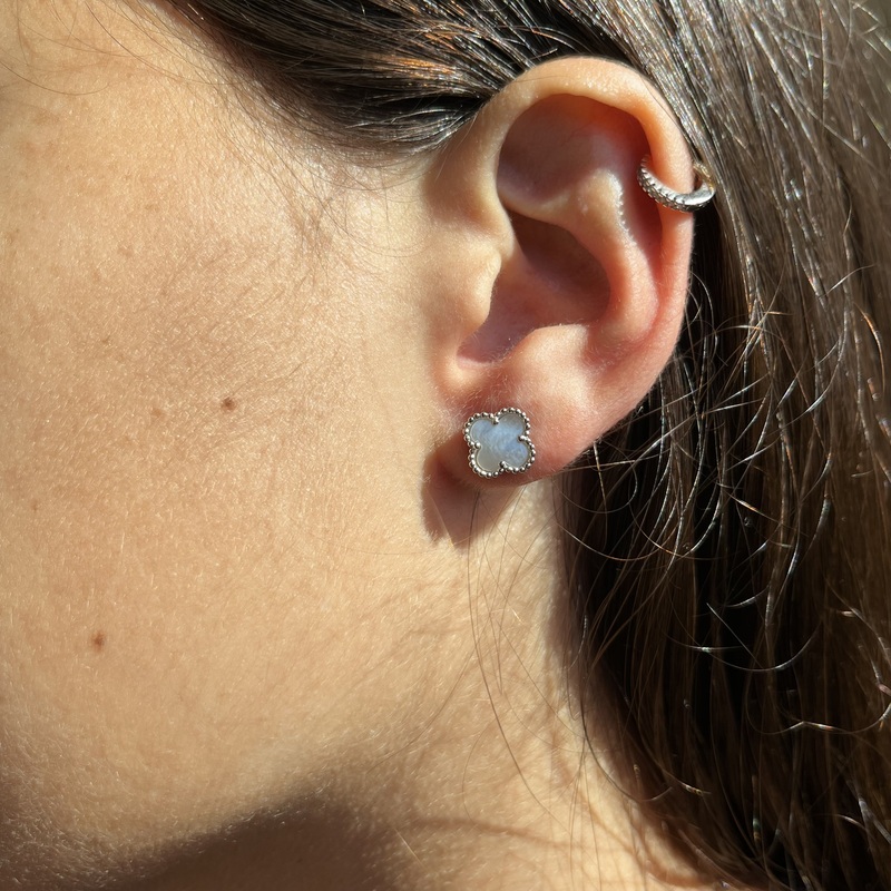 עגיל כסף צמוד פרח