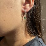 עגיל נופל טיפה משובצת אבן ירוקה