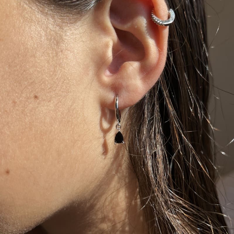 עגיל נופל טיפה משובצת באבן שחורה