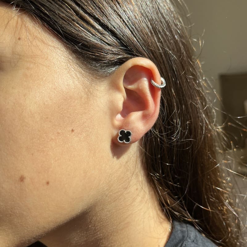 עגיל צמוד פרח שחור