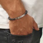 צמיד חרוזי לבה לגבר עם פלטה כסופה