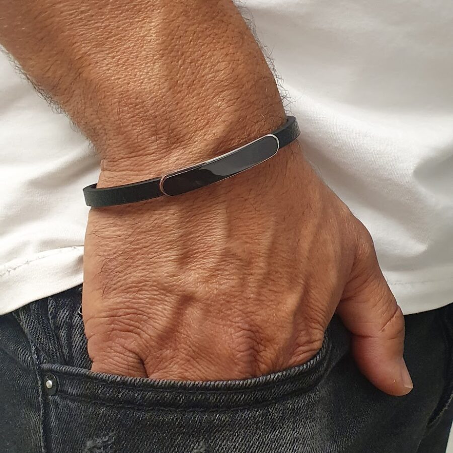 צמיד עור בעל פלטה שחורה עגולה לגבר